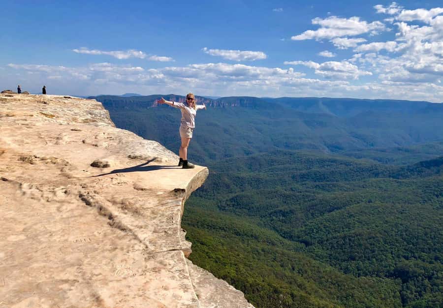 From Sydney: Blue Mountains Bushwalks & Featherdale Tour - Govetts Leap lookout: dramatic views with room to breathe