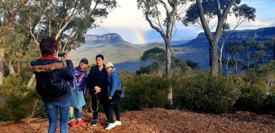 Katoomba: Blue Mountains Full-Day Hop-On Hop-Off Bus Tour - Gordon Falls and Olympian Rock Lookout: nature stops built for photos and pauses