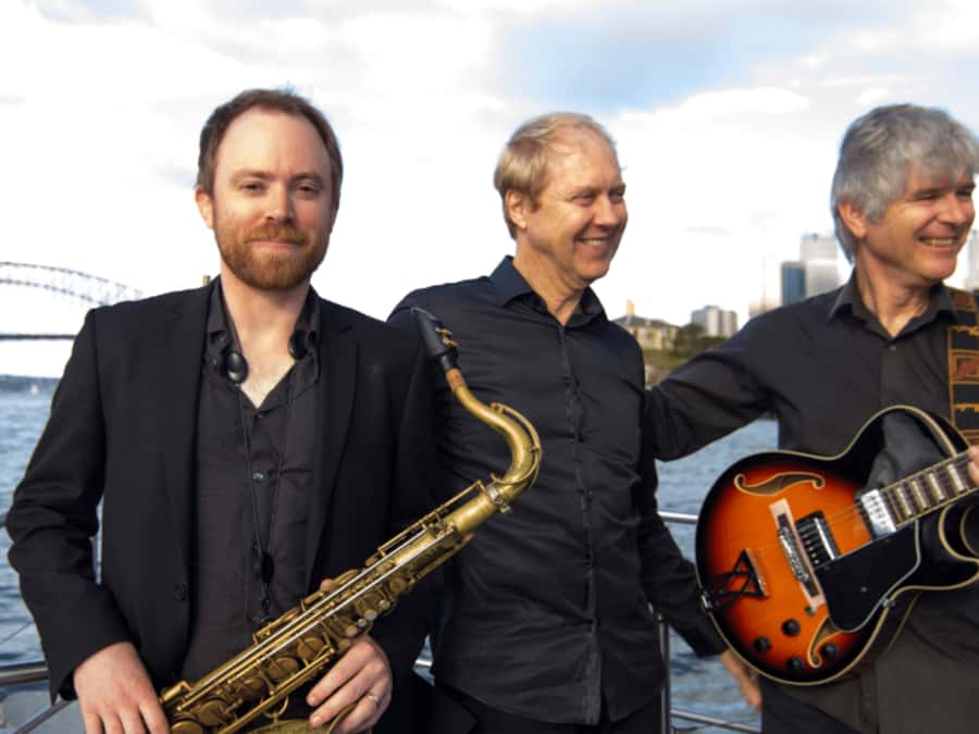 Sydney Harbour: 3-Hour Lunch Cruise with Live Music - The licensed bar and the bubbly toast: drinks are optional, not required