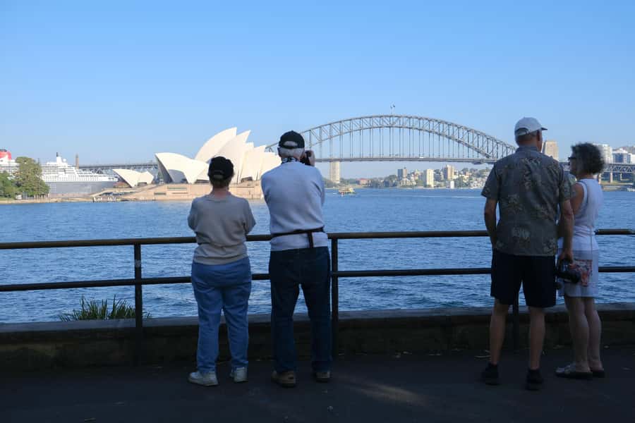 Sydney Harbour to Bondi: Small Group Half–Day Experience - Paddington and Oxford Street: terrace houses to fashion energy