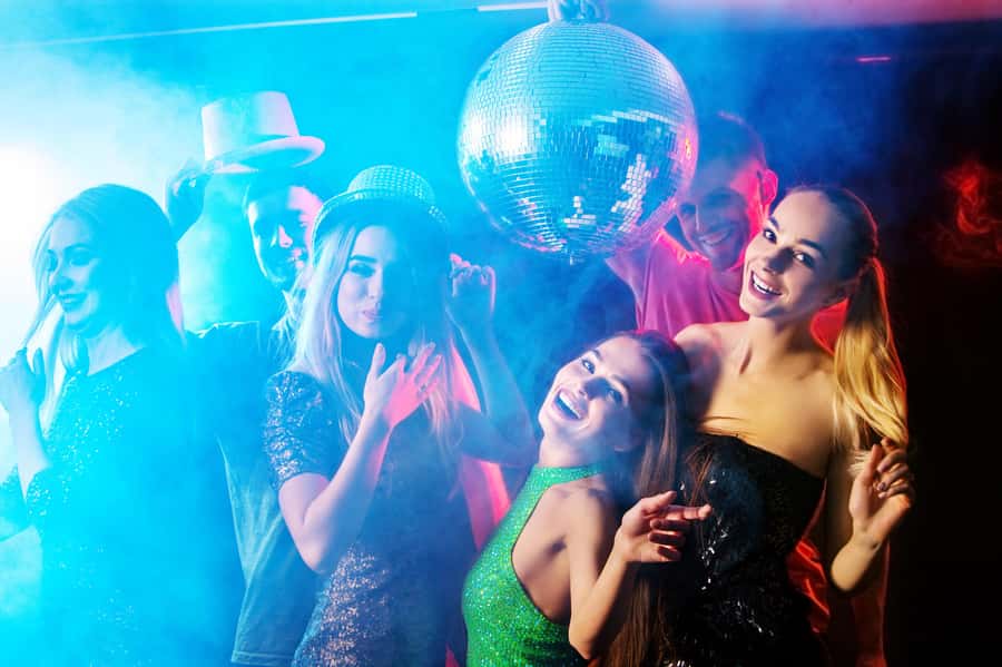 Sydney: Retro Party Cruise in Sydney Harbour with Snacks - Your 3-hour flow on board: food, candy bar, views, then the dance floor